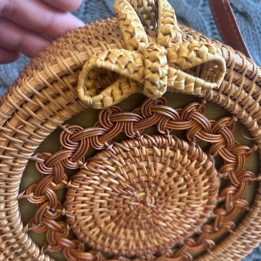 Vintage round rattan crossbody bag 🌞🧺 - Picture 2 of 5
